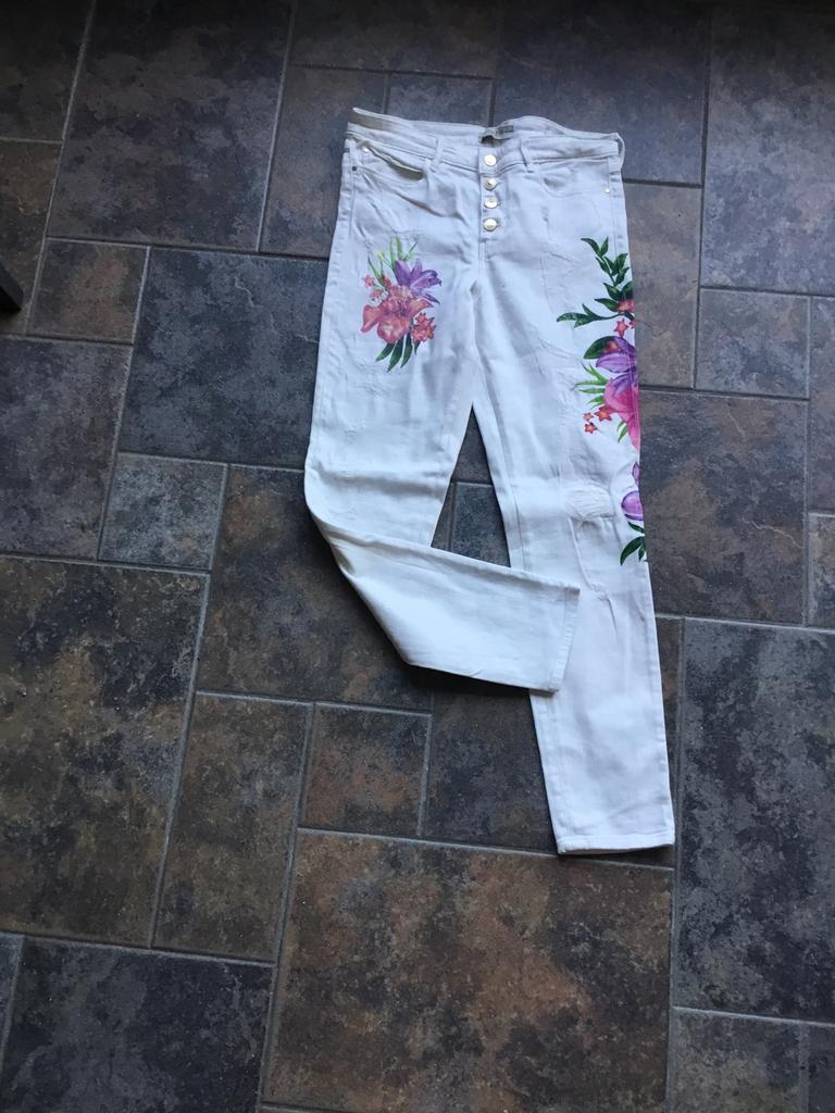 Nieuw witte spijkerbroek W29-L32 GUESS, Ophalen, Zo goed als nieuw, Wit, W28 - W29 (confectie 36)