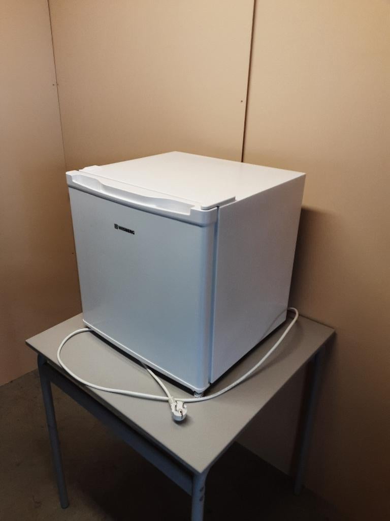 WISBERG mini koelkast met vriesvakje, Witgoed en Apparatuur, Koelkasten en IJskasten, Ophalen, Gebruikt, Minder dan 85 cm, .