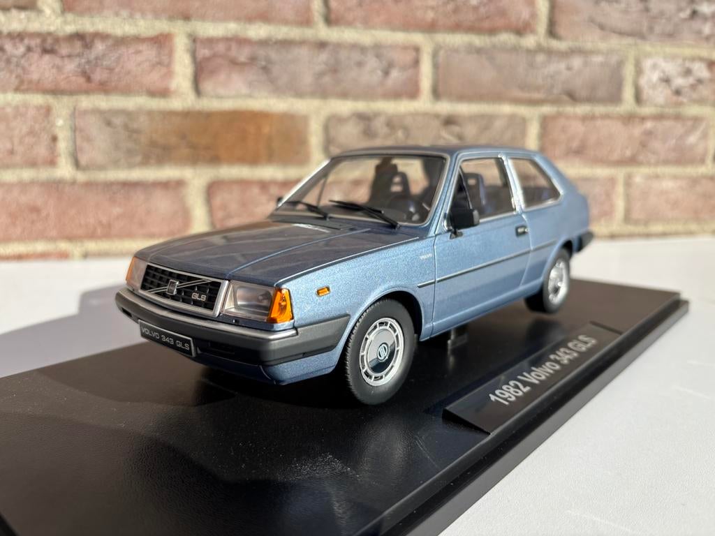 Triple 9 Volvo 343 GLS 1982 blauw 1:18, Ophalen of Verzenden, Nieuw, Auto, Overige merken