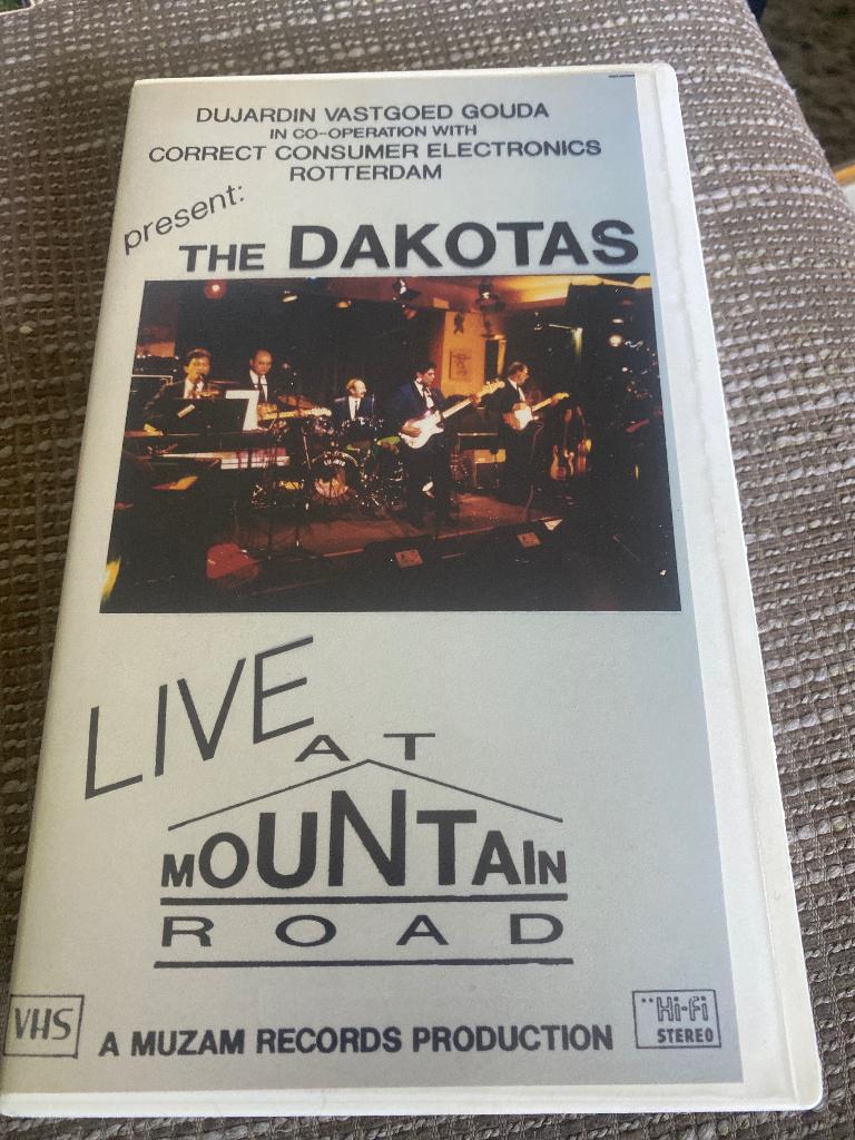 The Dakotas : Live At Mountain Road ( VHS videoband), Alle leeftijden, Ophalen of Verzenden, Zo goed als nieuw, Komedie