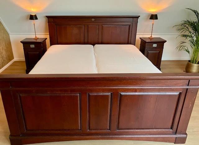 Mahonie tweepersoonsbed 1.80 x 2.20 met twee nachtkastjes, Huis en Inrichting, Slaapkamer | Bedden, Gebruikt, Tweepersoons, 180 cm