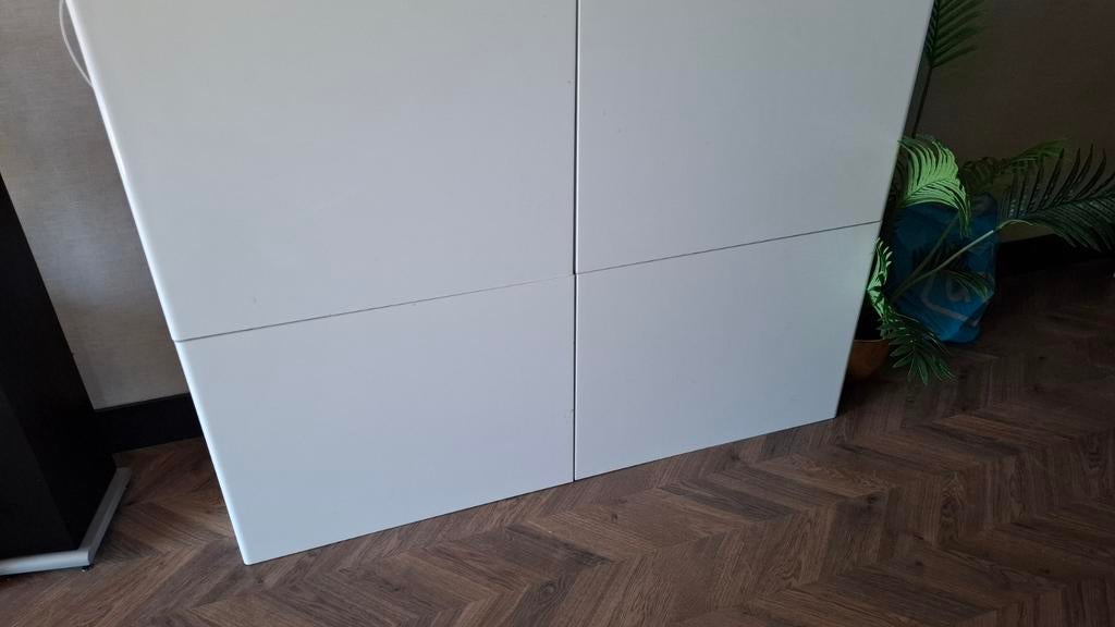 Witte 2-deurs IKEA kast met onderzetter, Ophalen of Verzenden