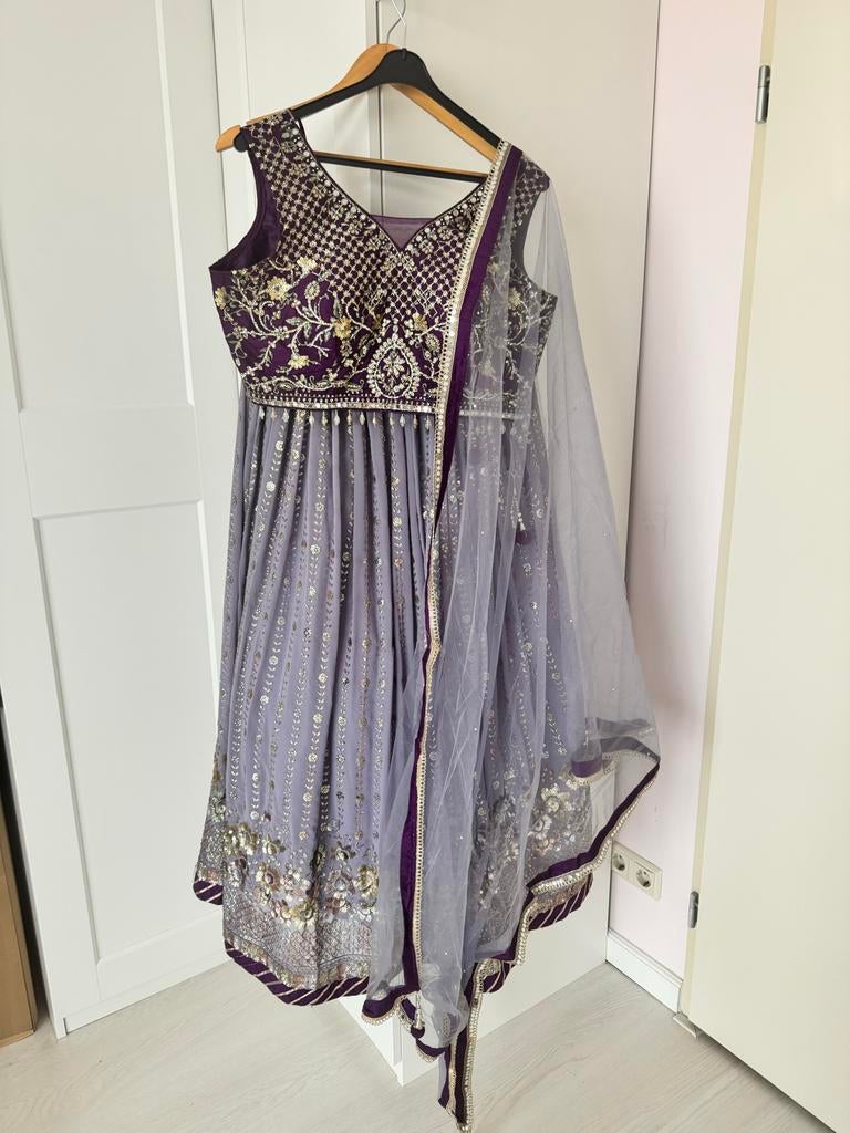 Paarse Indiase Lehenga Maat L - Zo goed als nieuw, Overige typen, Paars, Maat 42/44 (L), Ophalen of Verzenden
