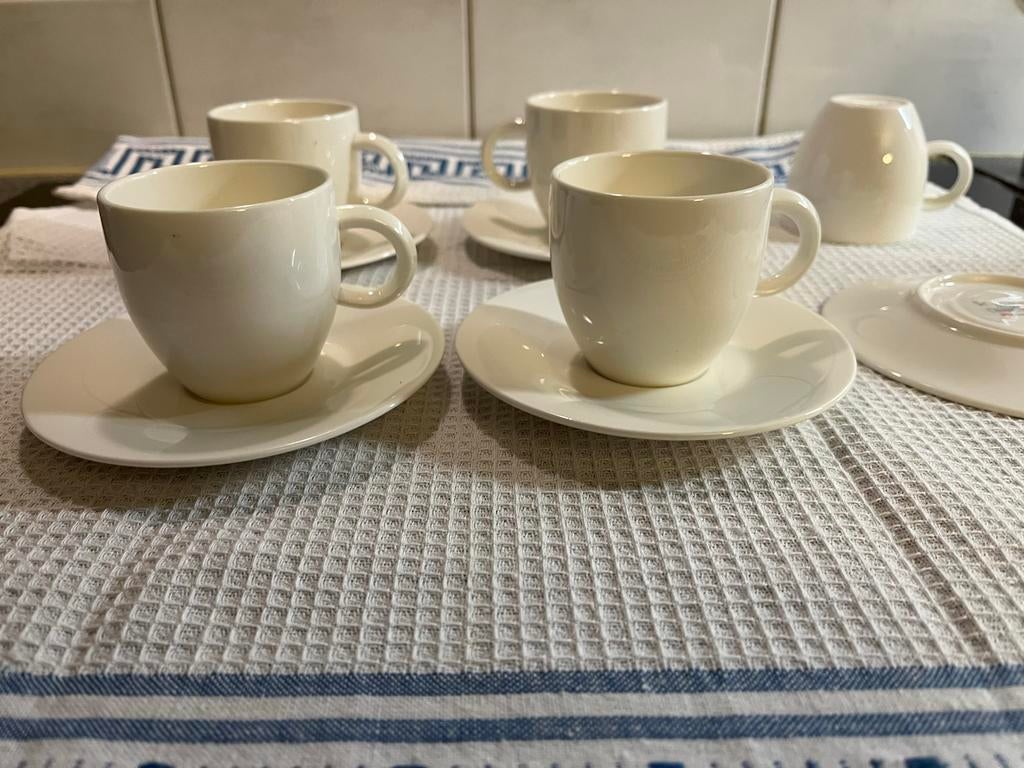 St. James Bone China koffiekopjes met schoteltjes (5), Verzenden, Zo goed als nieuw, Effen, Kop(pen) en/of Schotel(s)