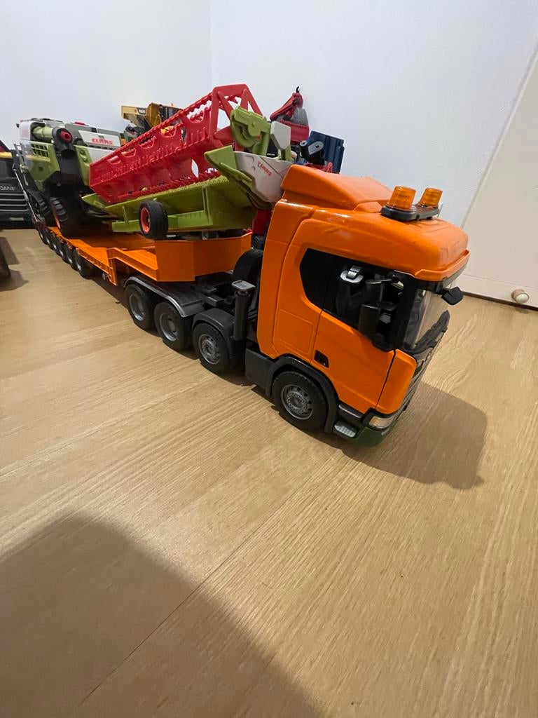 Scania machinewagen met 6-assige machinehouder en maaidorser, Kinderen en Baby's, Speelgoed | Speelgoedvoertuigen, Ophalen of Verzenden