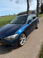 BMW 1-Serie 118I 125KW 5DR Aut8 2012 Blauw, Auto's, BMW, Achterwielaandrijving, 4 cilinders, 1290 kg, Blauw