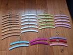 32 baby kledinghangers in diverse kleuren, Ophalen, Gebruikt