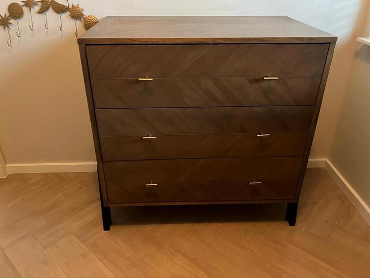 Commode met visgraatmotief en gouden handvaten, Kinderen en Baby's, Kinderkamer | Commodes en Kasten, Gebruikt, Commode, 90 tot 105 cm