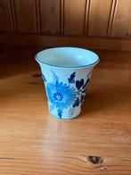 Delfts blauwe beker met bloemmotief, Ophalen of Verzenden