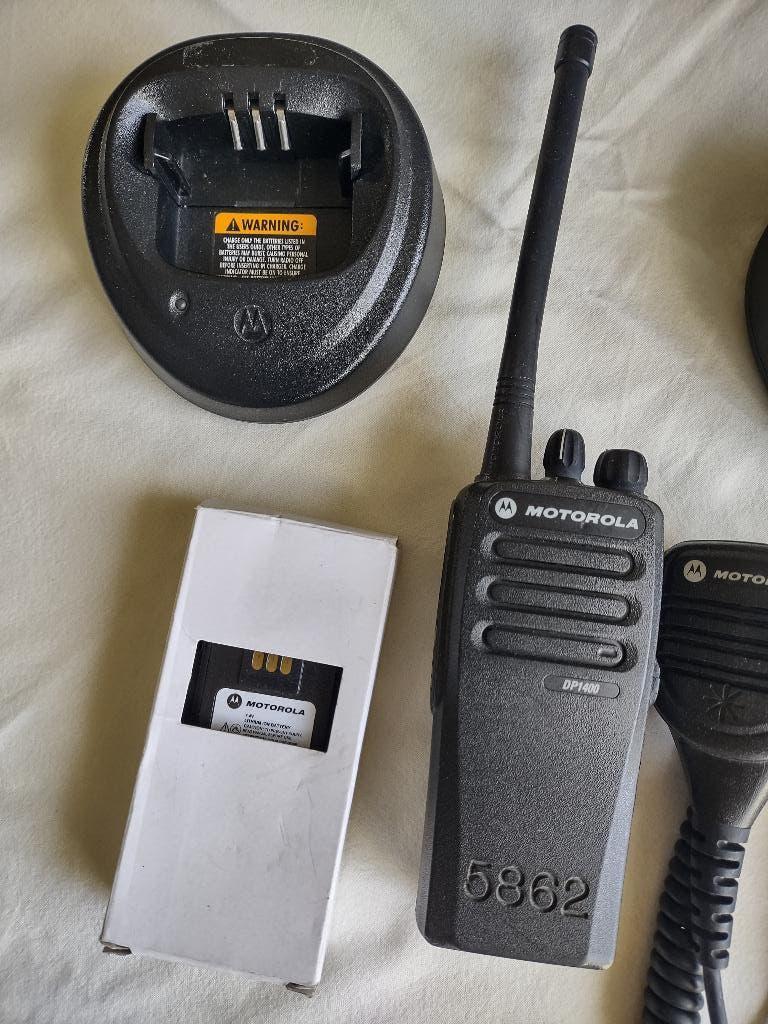 Motorola DP1400 portofoons, VHF en UHF, Ophalen of Verzenden, Gebruikt, 5 tot 15 km, Portofoon of Walkie-talkie