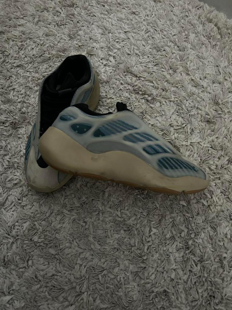 Adidas Yeezy 700 V3 Kyanite, Blauw, Ophalen of Verzenden, Sneakers of Gympen, Zo goed als nieuw