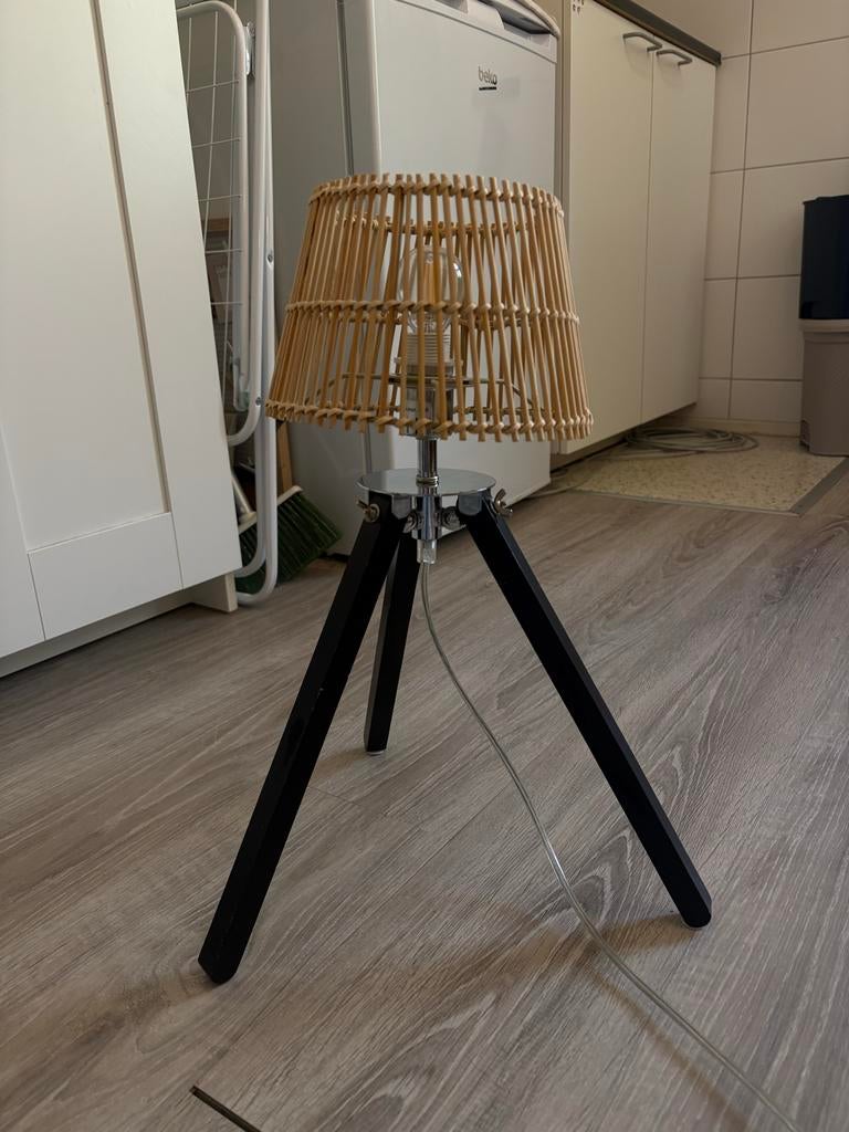 Mooie tafellamp met rieten kapje en tripod onderstel, Ophalen, Gebruikt, Hout, Minder dan 50 cm