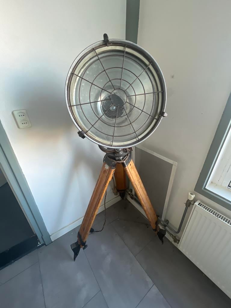 Antieke industriële vloerlamp / zoeklicht op statief, Ophalen