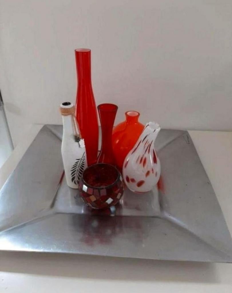 Grote, zware vierkante metalen schaal met flesjes, Huis en Inrichting, Woonaccessoires | Schalen en Manden, Overige materialen