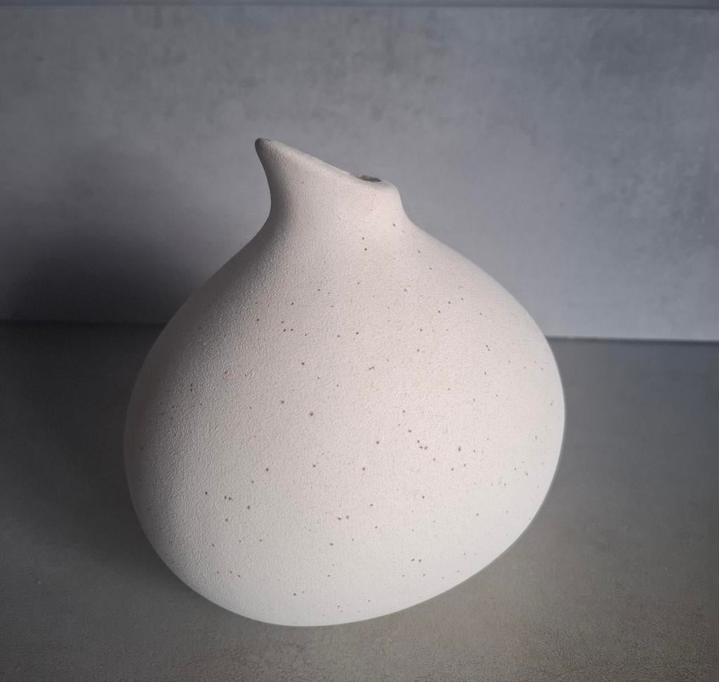 Beige gestipte brede kleine vaas, vaasje

Is van keramiek, Overige kleuren, Aardewerk of Porselein, Ophalen of Verzenden, Zo goed als nieuw