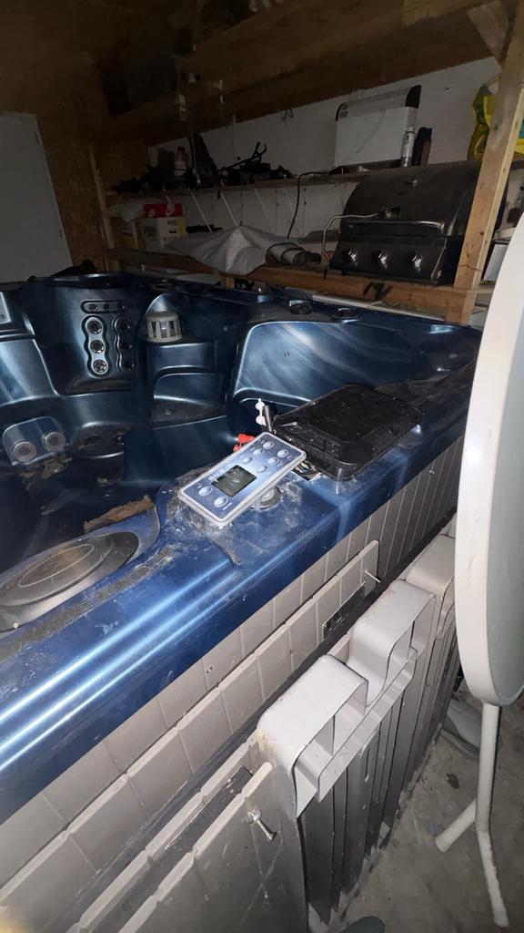 Jacuzzi 8 personen met ingebouwde tv, Ophalen, Gebruikt, Vast, Inbouw