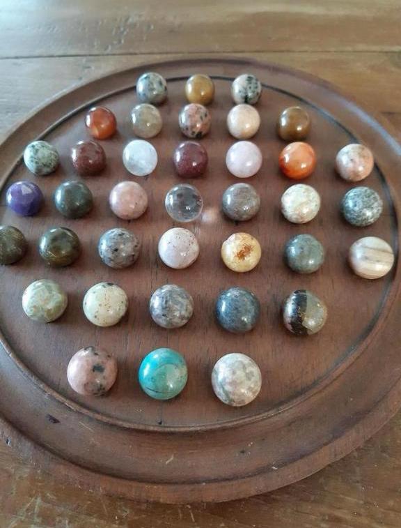 Solitaire bord met Knikkers van verschillende mineralen, Ophalen of Verzenden, Mineraal
