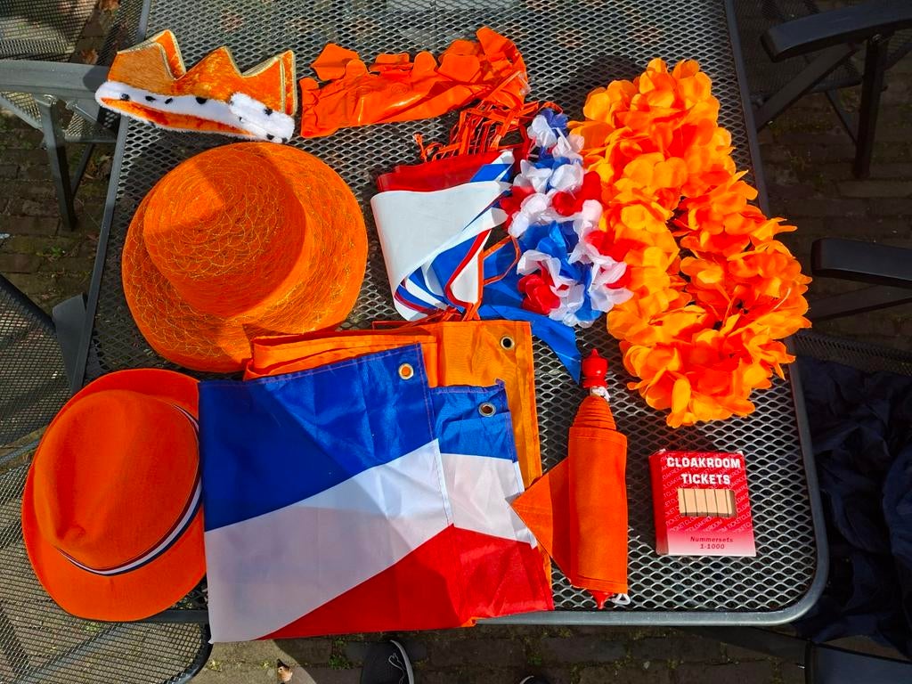 Groot koningsdagpakket met hoeden, vlaggen, boa samen €7,50, Ophalen of Verzenden, Zo goed als nieuw, Nederland, Overige typen