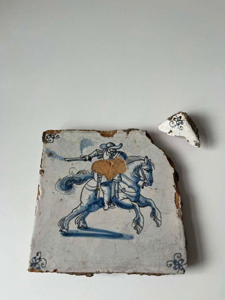 Antieke Tegel met beschadiging, Antiek en Kunst, Antiek | Keramiek en Aardewerk, Ophalen of Verzenden