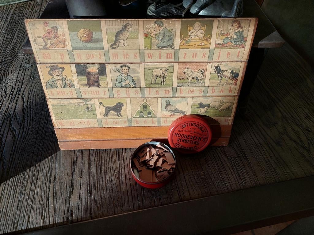 Antiek leesplankje aap noot en mies met letterdoosje, Ophalen of Verzenden, Minder dan 50 cm