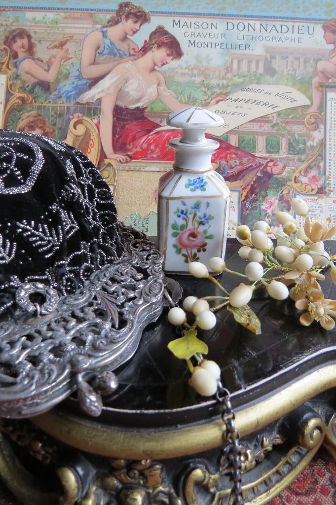 Antiek Frans handgeschilderd porseleinen parfumflesje c.1860, Antiek en Kunst, Antiek | Overige Antiek, Ophalen of Verzenden