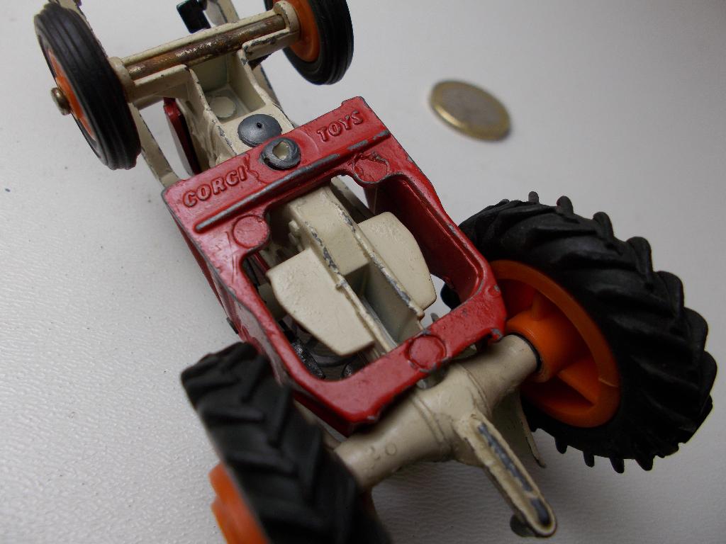 1961 Corgi Toys 53 MASSEY FERGUSON + SHOVEL! (Opknapper), Ophalen of Verzenden, Gebruikt, Tractor of Landbouw, Corgi