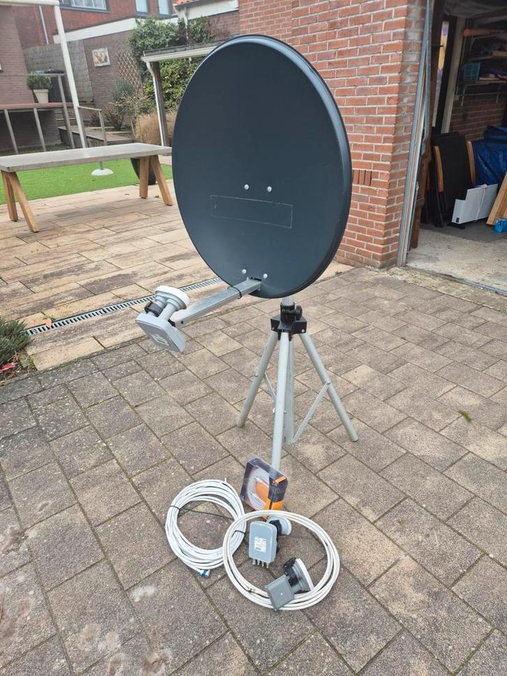 Schotelantenne op driepoot statief, Audio, Tv en Foto, Schotelantennes, Gebruikt, (Schotel)antenne, Overige merken, Ophalen of Verzenden