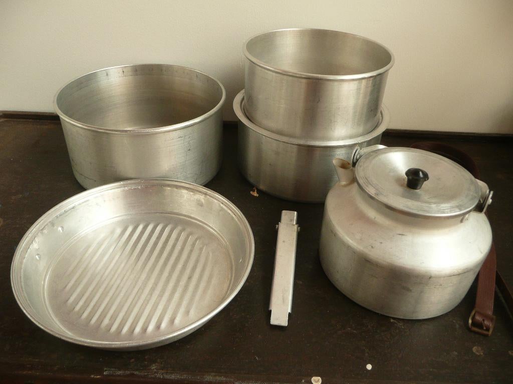 camping pannenset met keteltje, Caravans en Kamperen, Kampeeraccessoires, Ophalen of Verzenden, Gebruikt
