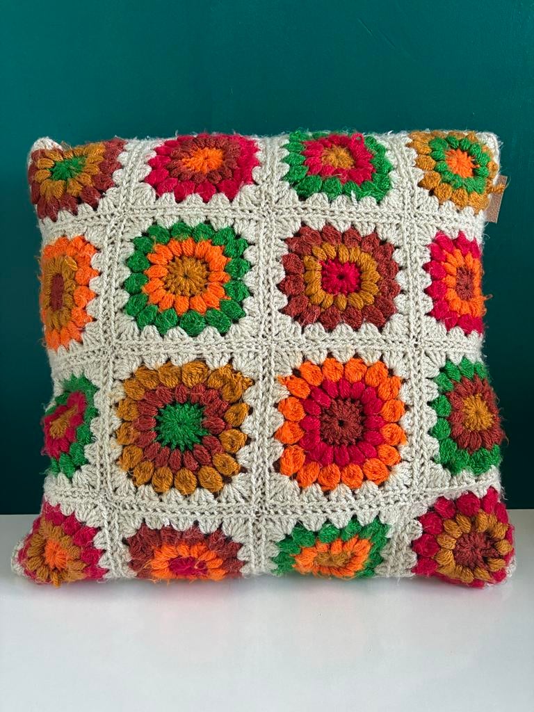 Gehaakt kussen met kleurrijke granny squares, Huis en Inrichting, Woonaccessoires | Kussens, Ophalen of Verzenden, Gebruikt, Overige kleuren