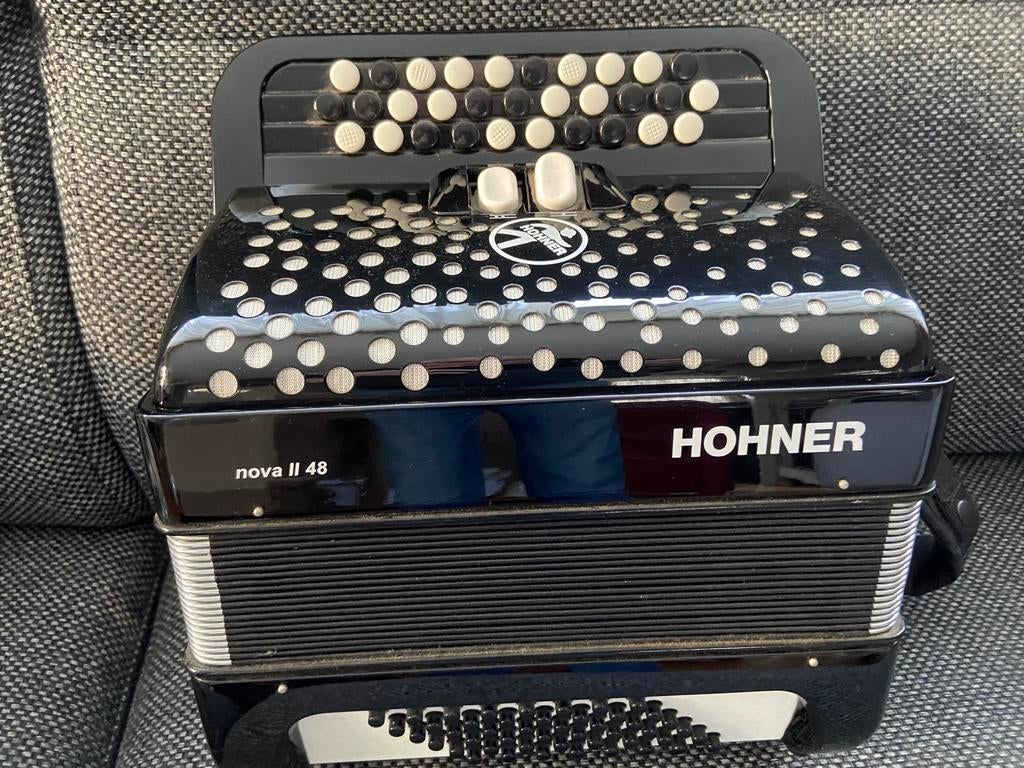Hohner nova II 48, 48-bas, Met riemen, Ophalen of Verzenden, Zo goed als nieuw