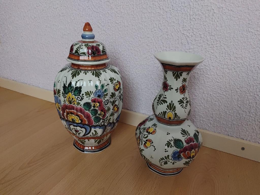 Delfts Polychroom Holland: kastkom en vaas met deksel, Antiek en Kunst, Antiek | Keramiek en Aardewerk, Ophalen of Verzenden