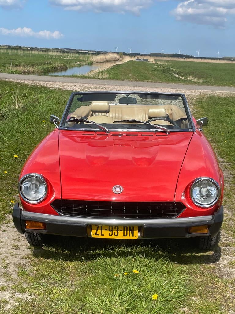 Onze mooie rode Fiat 124 Spider 1800 1978 is te koop, Auto's, Fiat, Achterwielaandrijving, Beige, 4 cilinders, Cabriolet