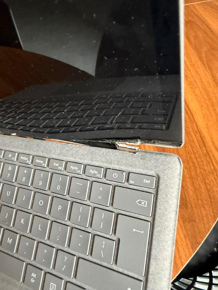 Defecte Windows Surface met oplader - voor onderdelen, Computers en Software, Windows Tablets, Niet werkend, 13 inch of meer, Ophalen of Verzenden