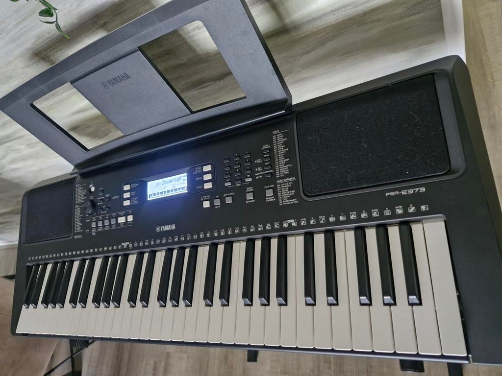 Yamaha E-373 Keyboard - Zo goed als nieuw, 61 toetsen, Yamaha, Zo goed als nieuw, Met standaard