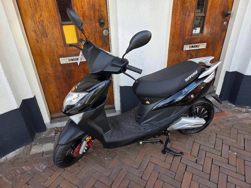 Nipponia e-rex zwart snor 2099,- brom, 2249,- 20 km gereden, Fietsen en Brommers, Scooters | SYM, Zo goed als nieuw, Overige modellen