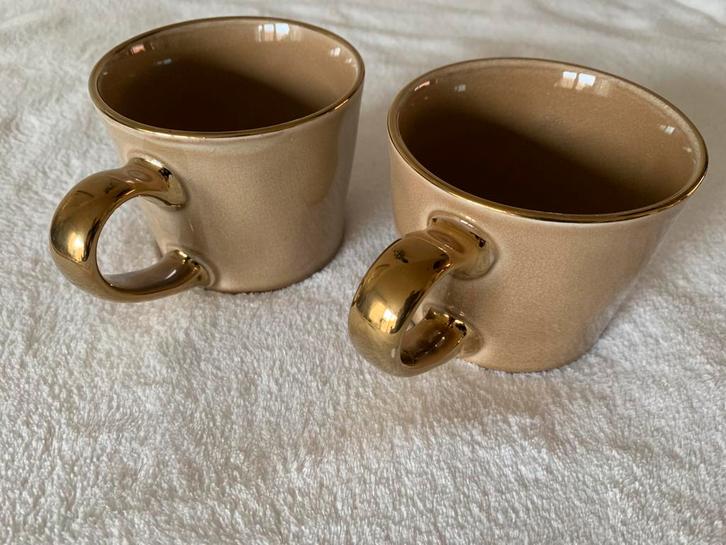 Koffiebekers in moccakleur met goud, 2 stuks, NIEUW!, Huis en Inrichting, Keuken | Servies, Nieuw, Kop(pen) en/of Schotel(s), Overige stijlen