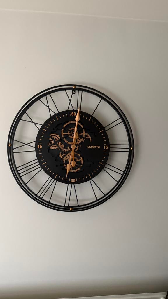 Klok ( met een klein defect ), Ophalen of Verzenden, Zo goed als nieuw, Wandklok