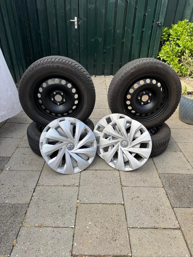 Winterbanden Volkswagen Polo 2G 185/65/15 met wieldoppen, Gebruikt, VW.com, VW, Ophalen of Verzenden