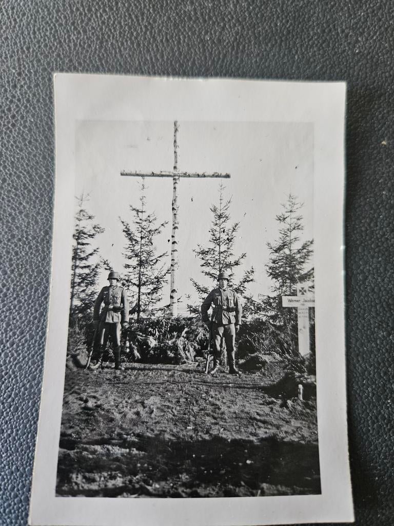 100%orig wo2 foto duitse soldaten begraafplaats,helm,k98,abz, Ophalen of Verzenden, Duitsland, Helm of Baret