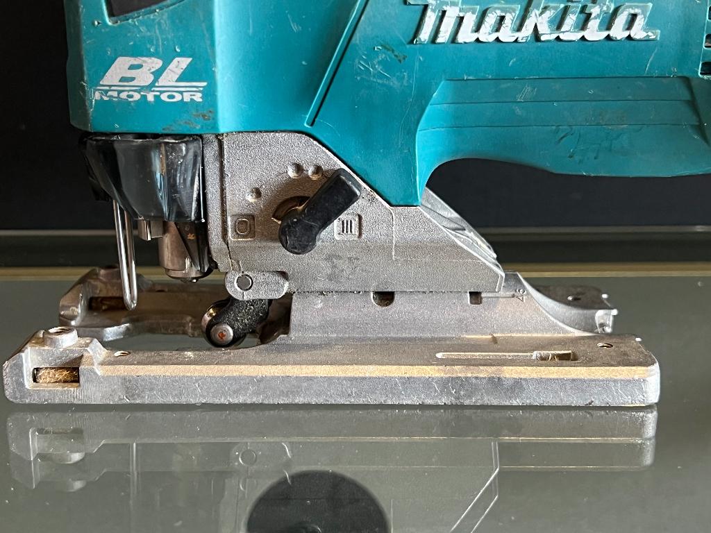 Makita DJV142 Decoupeerzaag D-greep 14.4V 1 Accu, Decoupeerzaag, Ophalen of Verzenden, Zo goed als nieuw, Makita