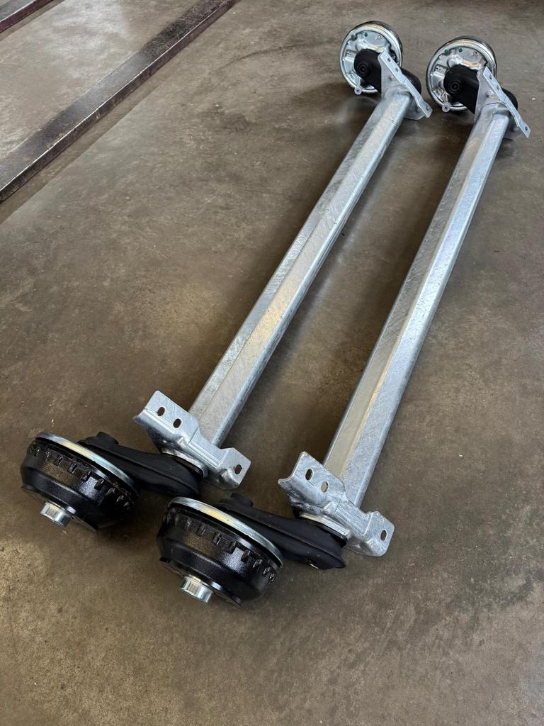 Nieuw ALKO assen 1350kg padmaat 1400 as 1350kg, Auto diversen, Aanhangwagen-onderdelen, Nieuw, Ophalen