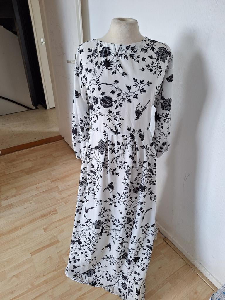 Zwart-witte maxi-jurk met bloemenprint, Maat 38/40 (M), Wit, Ophalen of Verzenden, Onder de knie