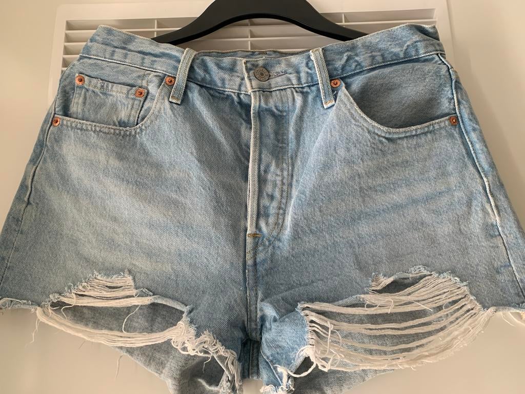Levi's 501 spijkerbroek/ Short met originele fransjes etc.., Kleding | Dames, Ophalen of Verzenden, Zo goed als nieuw, Blauw, W28 - W29 (confectie 36)