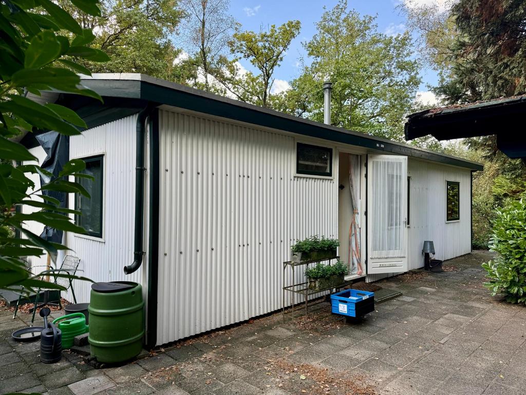 Rustiek vakantiehuisje (Woody Wonder) te koop.