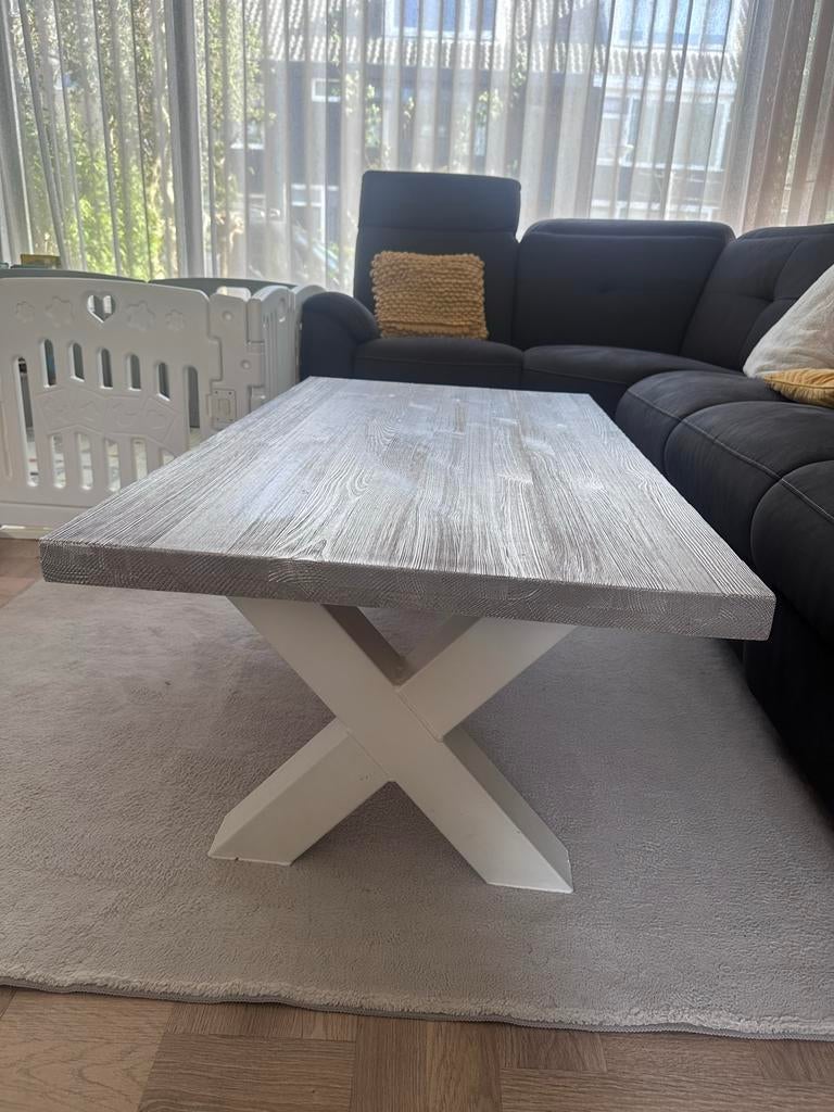 Salontafel met houten blad en witte ijzeren poten, Huis en Inrichting, Tafels | Salontafels, Ophalen, Gebruikt, 100 tot 150 cm