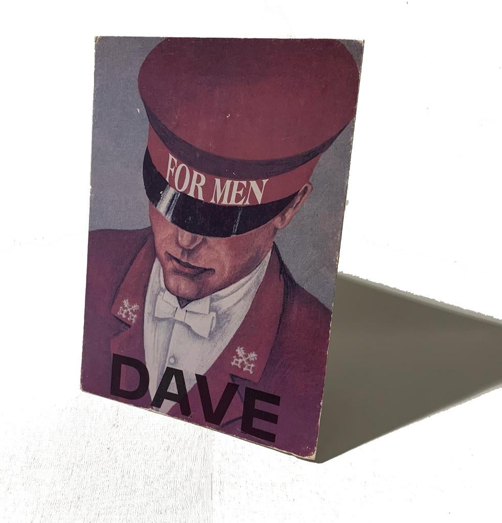 Vintage karton plaat retro afbeelding DAVE man uniform pet, Reclamebord, Gebruikt, Ophalen of Verzenden, X