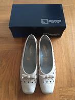 Zeer mooie klassieke crèmekleurige (bruids)schoenen, mt. 37½, Alexandria, Schoenen met lage hakken, Wit, Ophalen of Verzenden