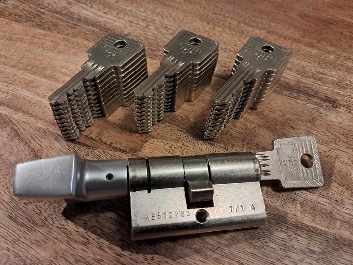 1 x 1 zijdig Nemef cilinderslot met 31 passende sleutels, Antiek en Kunst, Curiosa en Brocante, Ophalen of Verzenden