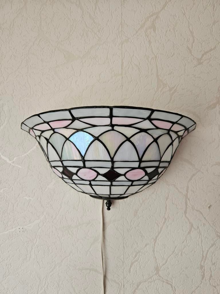 Tiffany stijl wandlamp met glas-in-lood kap, Ophalen of Verzenden