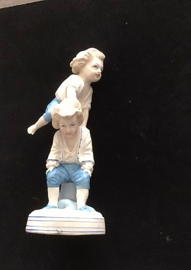 Bisquitporseleinen beeldje “Leapfrog ofwel haasje over”., Ophalen
